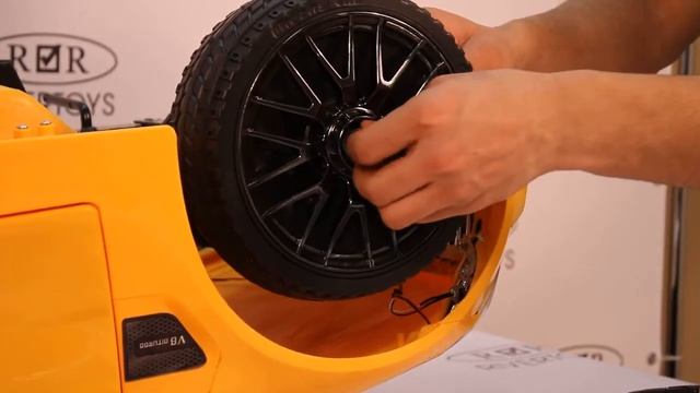 Сборка детского электромобиля RiverToys О008ОО Mercedes Benz GT смотреть онлайн