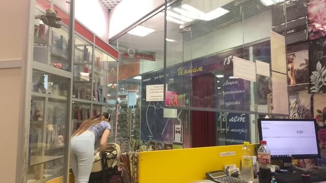 Прогулка с реборном в коляске ? Парень держит малышку на руках смотреть онлайн