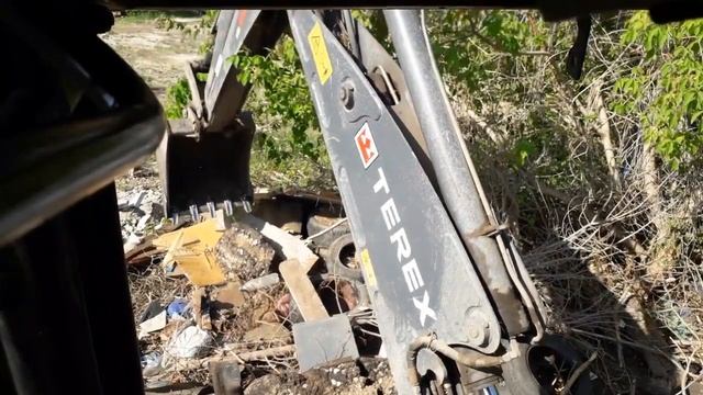 /РАБОТА НА ПОГРУЗЧИКЕ ЭКСКАВАТОРЕ TEREX 815-TLB/ЧТО ОСТАЕТСЯ ПОСЛЕ ЖЕЛЕЗНЫХ ГАРАЖЕЙ смотреть онлайн