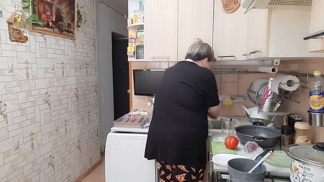 Выбралась на кухню надо что-то поесть смотреть онлайн