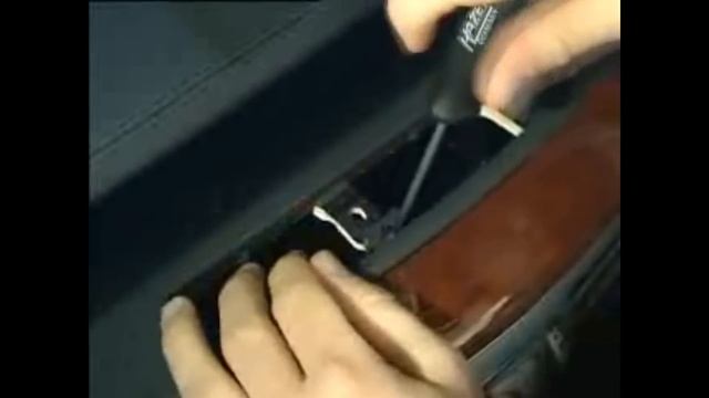 Как снять деревянную накладку на передней панели Mercedes-Benz W221 смотреть онлайн