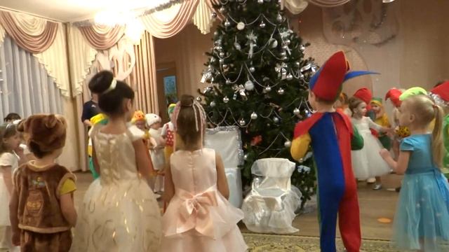 Начинаем хоровод, автор Л. Некрасова /Вход на Новогодний утренник/средняя группа смотреть онлайн