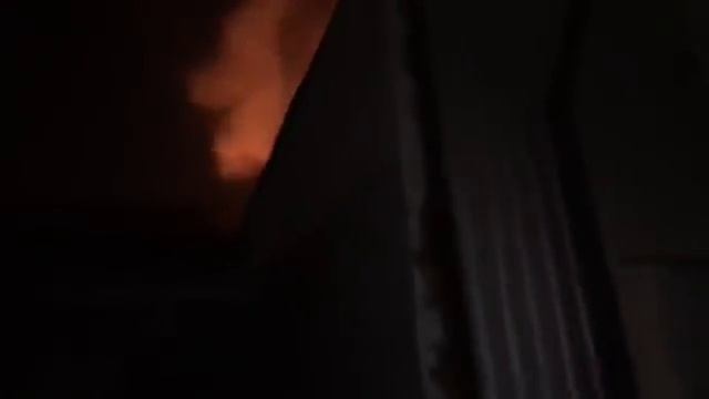 В Одессе горит частный дом, хозяйку пытаются успокоить медики смотреть онлайн