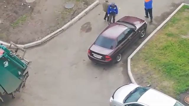 Мусоровоз не может проехать из-за машины смотреть онлайн