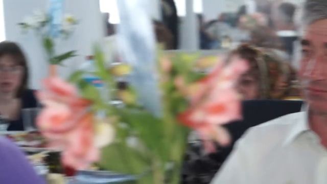 Невеста трогательно зацепила души всех, кто находился на свадьбе смотреть онлайн