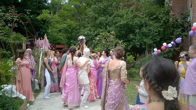 Подружки ловят букет невесты смотреть онлайн