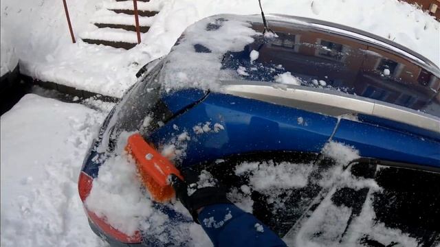 Clean Snow Off the Car смотреть онлайн