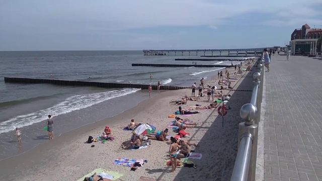 Пляжи Зеленоградска в воскресний день июля