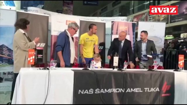 Šampion došao kući: Amel Tuka doputovao na Sarajevski aerodrom смотреть онлайн