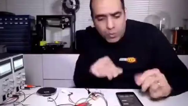 Когда с электричеством на “ты". Этот мужчина знает, как обращаться с электричеством. смотреть онлайн