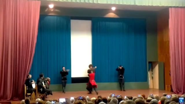 Фольклорный ансамбль Кьяраз: танец джигитов смотреть онлайн