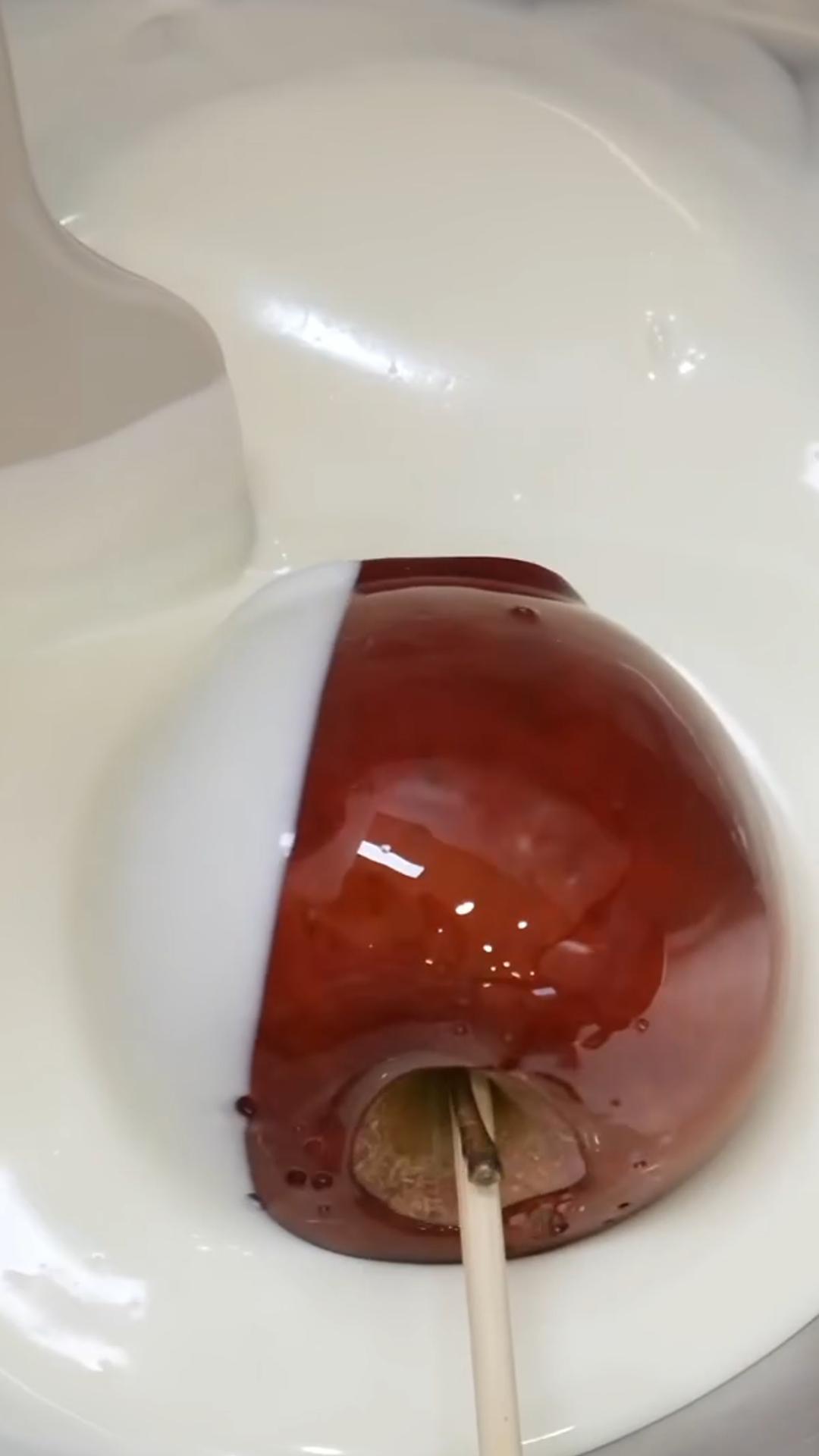 Карамельное яблоко с разными посыпками #яблоки #карамель #shorts смотреть онлайн