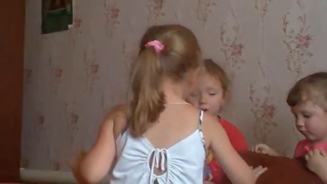 одевали фату, свадебное платье и играли в свадьбу))) смотреть онлайн