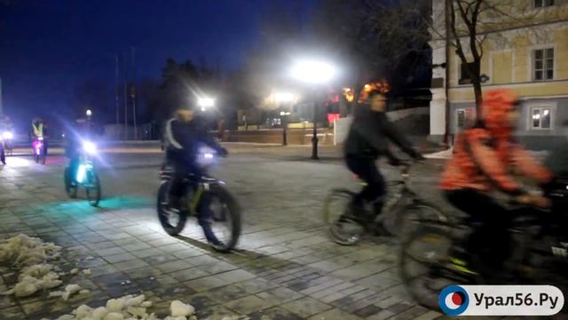 В Оренбурге прошел флешмоб «Велосветлячки 8.0» смотреть онлайн