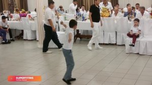 Цыгане. Танцуют парни и мальчишки