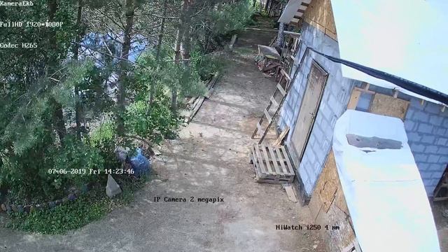 IP 2Мп видеокамера на участке частного дома Hiwatch ds-i250 объектив 4мм смотреть онлайн
