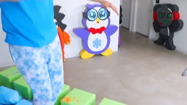 DON’T STEP ON THE WRONG BOX CHALLENGE! смотреть онлайн