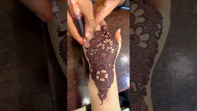 Signature work ✨? 2023 25 Oct #hassanmehndiparlour #henna #hennatattoo #mehandi #hennaart #mehendi смотреть онлайн