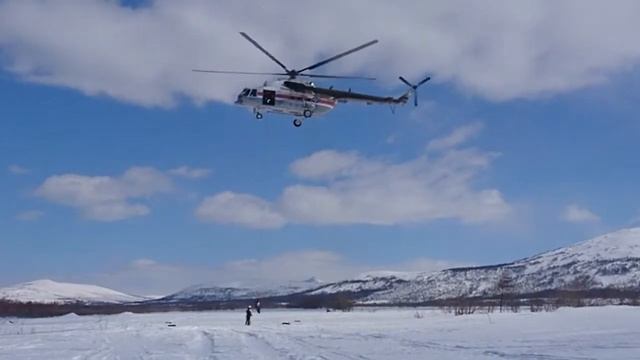 Магаданские спасатели провели тренировку по спускам с вертолета с использованием СУР смотреть онлайн