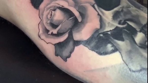 REAL TIME TATTOO - Black and Grey Tattoo (Rose)