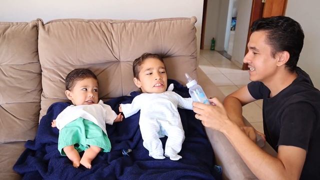 JOÃO PEDRO E RAFAEL FINGE BRINCAR DE BEBÊ E O PAPAI NÃO SABE O QUE ELES QUEREM смотреть онлайн