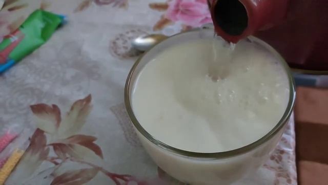 Заливаем детскую смесь Nutrilak горячей водой в замедленной съёмке смотреть онлайн