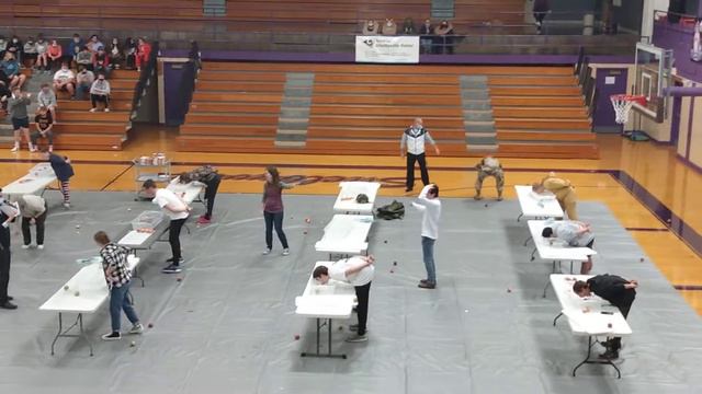 Apple Bobbing Contest! смотреть онлайн