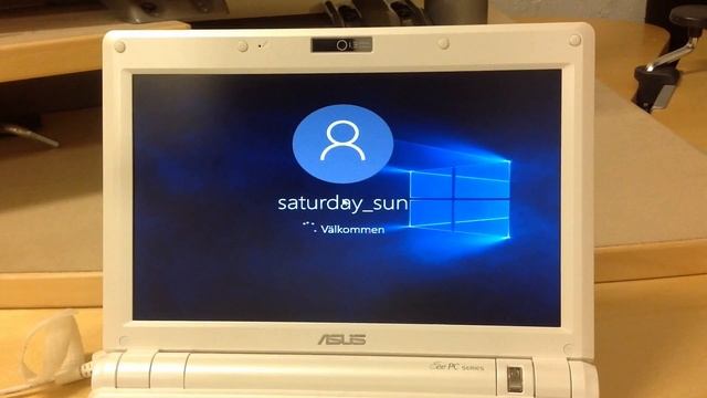 Asus Eee PC 900 booting Windows 10 смотреть онлайн