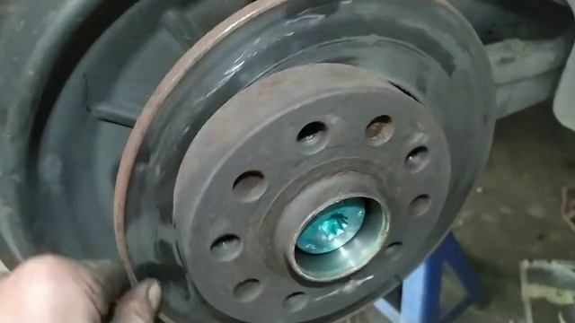 Как снять прикипевший тормозной диск со ступицы. смотреть онлайн