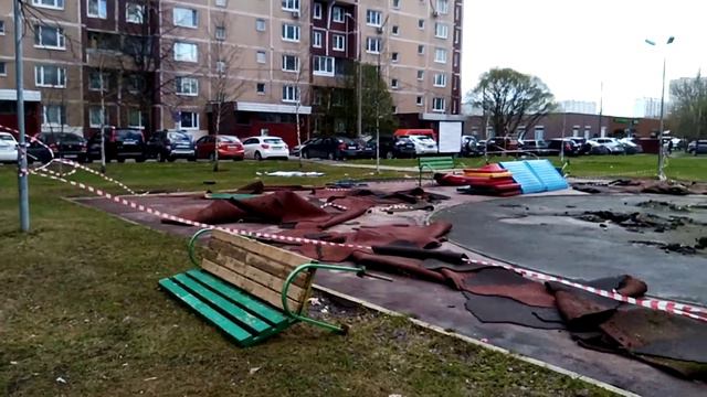 Лето в разгаре. Здесь чёрт ноги и башку сломает, не то, что детишки на детской площадке. смотреть онлайн