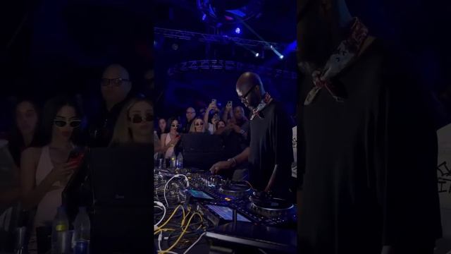 Get lost in the deep house beats of DJ Real Black Coffee смотреть онлайн