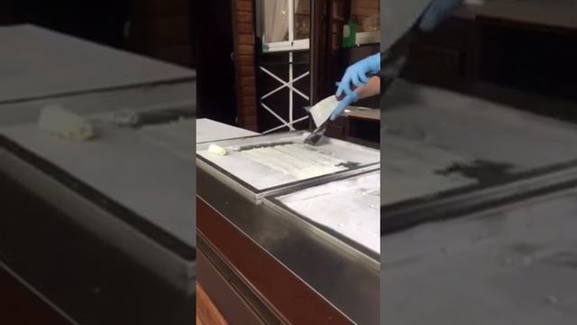 Скручивание жареного мороженого в трубочки смотреть онлайн