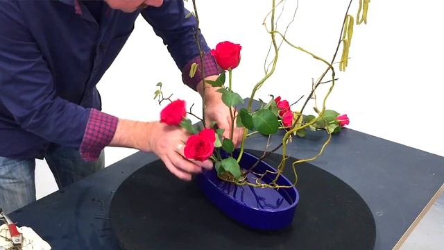 How To Make A Rose And Willow Ikebana Design in Kenzan / Pinholder смотреть онлайн