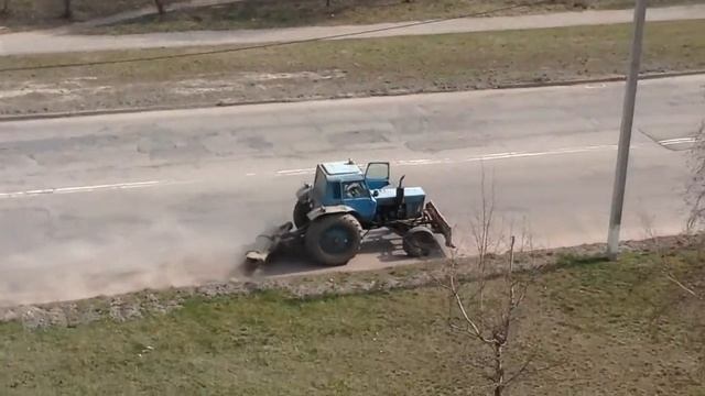Подметание дороги трактором МТЗ 80 смотреть онлайн