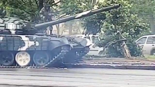 Танк врезался в столб в Минске смотреть онлайн