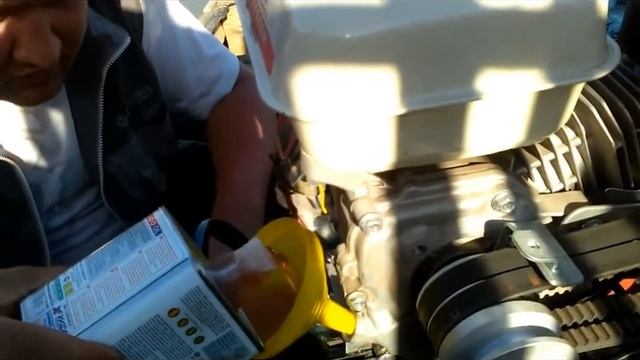 Замена масла в мотоблоке-walk-behind tractor, oil change and air filter maintenance смотреть онлайн