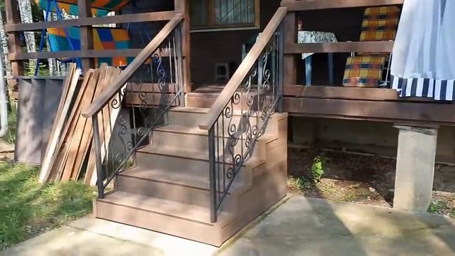 Уличная лестница из ДПК к дому серии ЛЮКС с коваными перилами смотреть онлайн