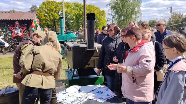 На празднике развернулась полевая кухня, где каждый мог попробовать солдатской каши смотреть онлайн