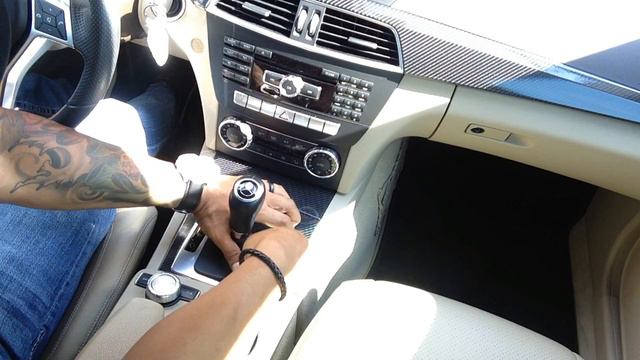 REMOVE AND INSTALL SHIFTER/SHIFTKNOB C-CLASS W204