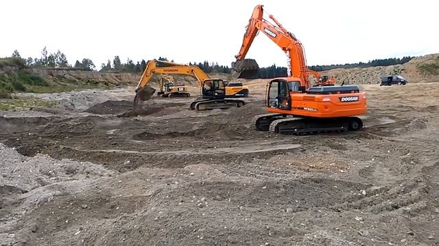 Сравнение DOOSAN DX300LCA C HYUNDAI, CAT время цикла