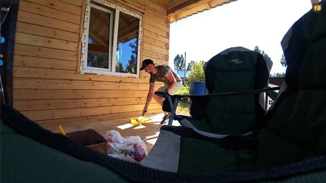 ЗАСТЕЛИЛИ КРЫШУ МЕТАЛЛОЧЕРЕПИЦЕЙ | Вставляем окна и двери в доме | Покрываем пол и дом антисептиком смотреть онлайн