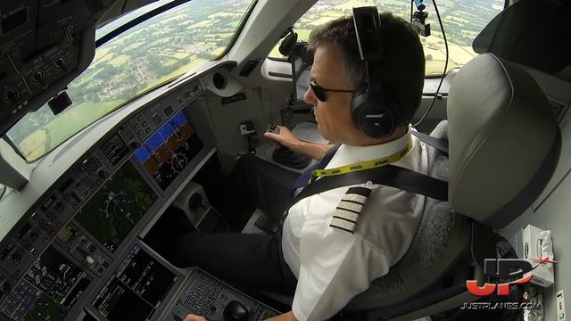 Piloting AIRBUS A220 into London Gatwick | Cockpit Views смотреть онлайн