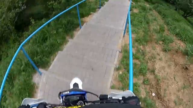 На мотарде по лесенкам =))) смотреть онлайн