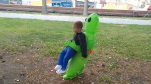 Надувной зеленый костюм инопланетянина из Китая с aliexpress _ В костюме инопланетянина на улице.mp4