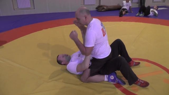 Mount Escape или уход из положения маунт. Техника борьбы от чемпиона мира по самбо