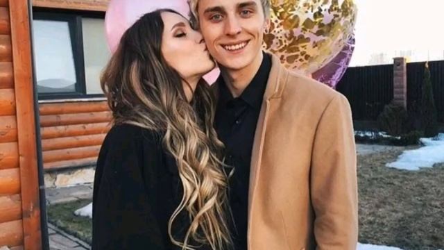 Слайд шоу с фотографиями Влада А4 и Юли Годуновой под песню Луна не знает пути. смотреть онлайн