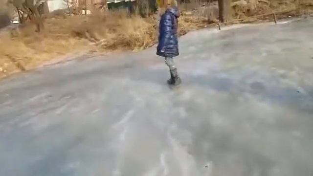 Ледяные реки на Часовитина, сложно дойти до школы детям Часть 3 смотреть онлайн