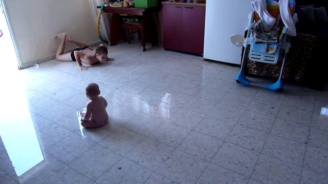 Детки моют полы