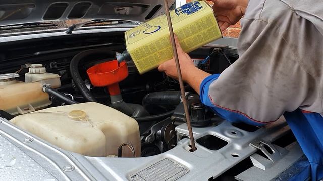 Ford granada 2.8 v6 oil change part 2 смотреть онлайн