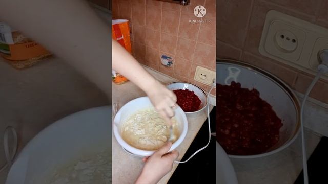 Пирог с земляникой #пирог #выпечка #торты #десерты #домашняякухня #еда смотреть онлайн
